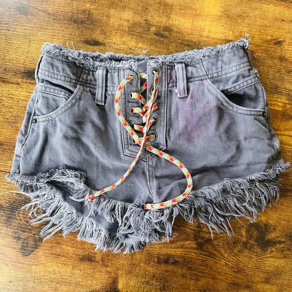 Free People Becket Cut Off Slouchy Shorts - Size 24 - Picture 3 of 12